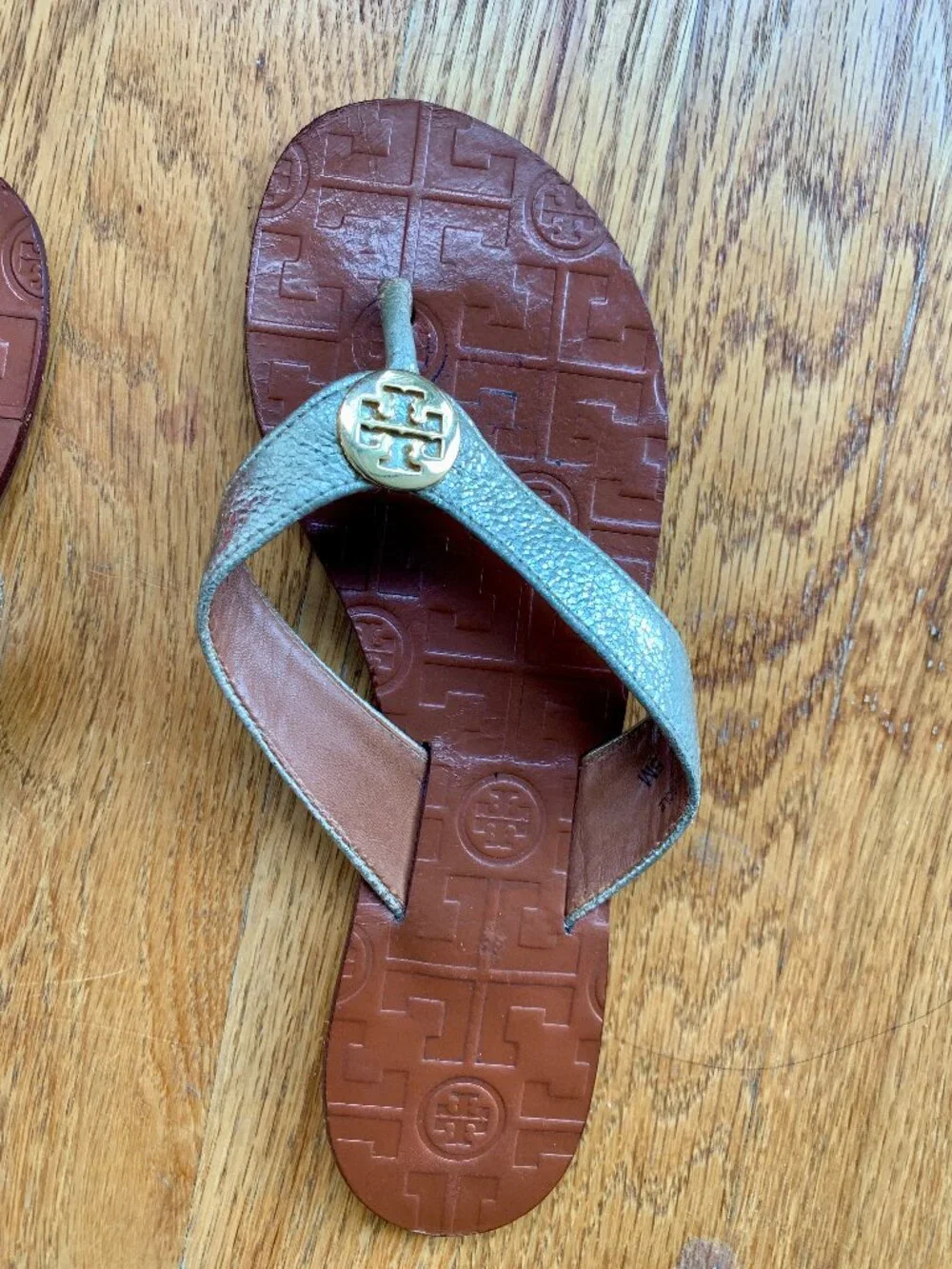 EUC Tory Burch Thora Metallic Gold Leather Sandals/ Flip flops with original box